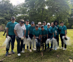 Grupo de voluntarios del equipo de AFRA posando con bolsas de desechos recolectados después de una jornada de limpieza de playas y costas en Panamá.
