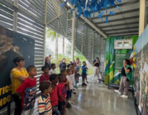 Grupo de niños de la Fundación Ciudad del Niño participando en una charla educativa sobre medio ambiente en el centro Casa de Wanda.
