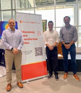 Los socios de AFRA en Panamá, Alejandro Alemán, Alfredo Ramírez y Juan Alfaro, junto a un banner de Fundación Terpel en un evento de Sostenibilidad Corporativa, reafirmando su compromiso con la consultoría ESG.